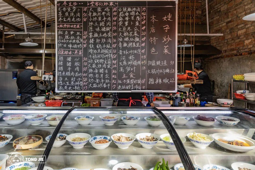 电脑版本不必强求最新，小巷深处的特色小店带你探索别样生活体验