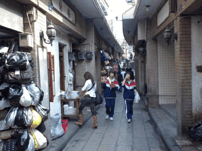 人民日报报道，小巷深处的独特风味——一家隐藏版特色小店的传奇故事