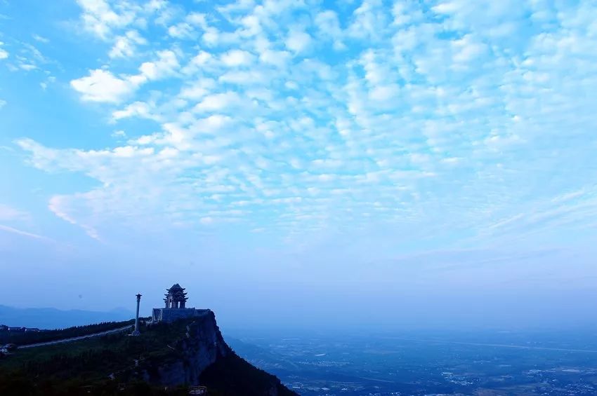 最新热门话题，爱似尘埃心向水，内心平静之旅的探寻