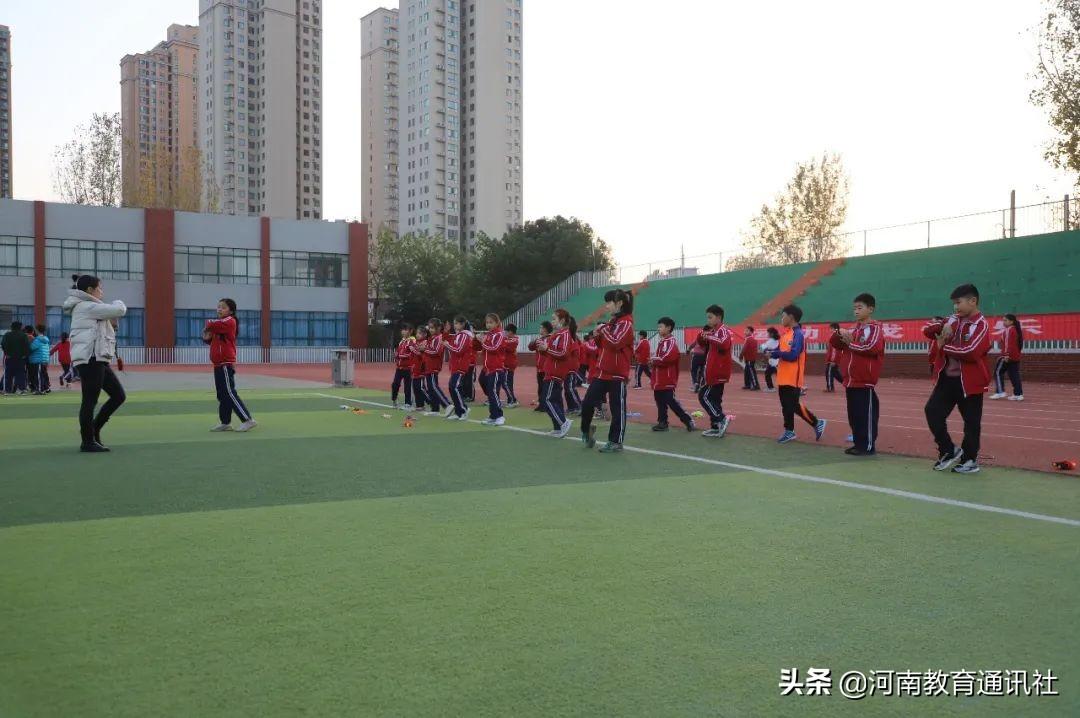 周最新一期，时代脉搏的跃动报道