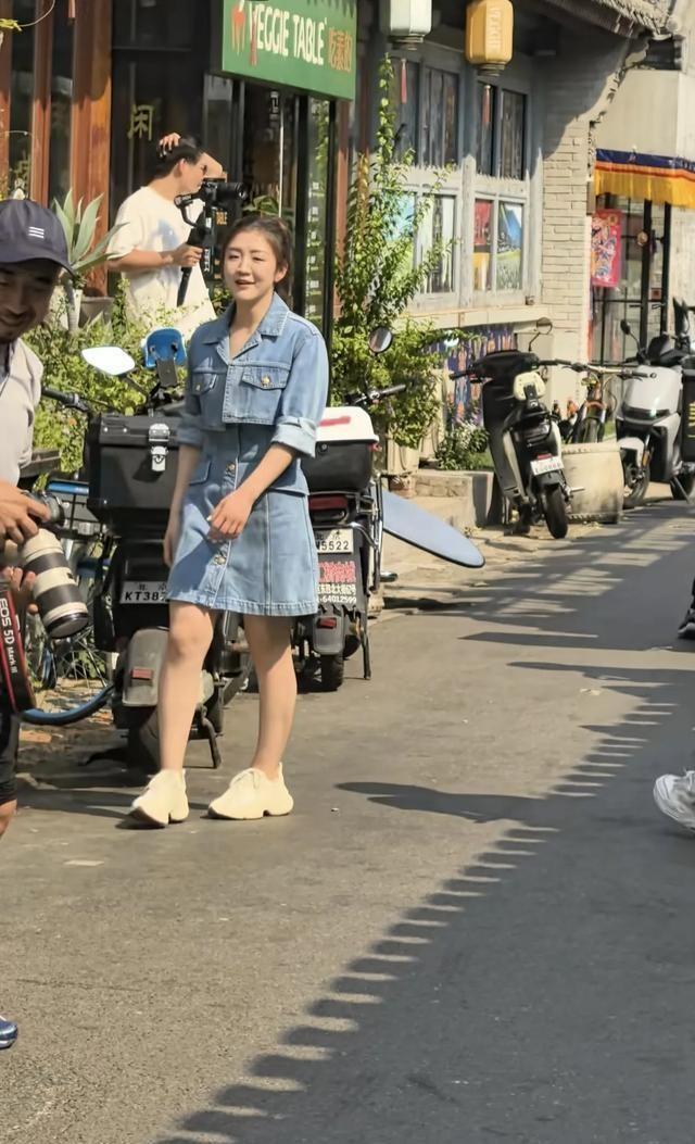 黄晓明最新代言揭秘与小巷特色小店探秘